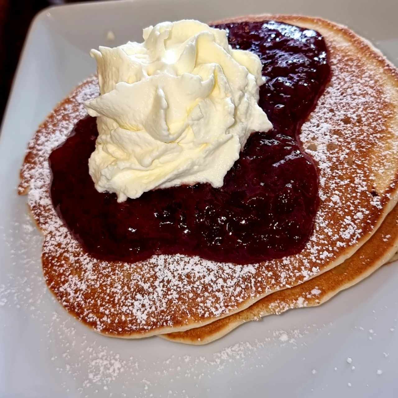 Par de Pancakes Grandes con Mermelada de Fresa y Crema Chantilly