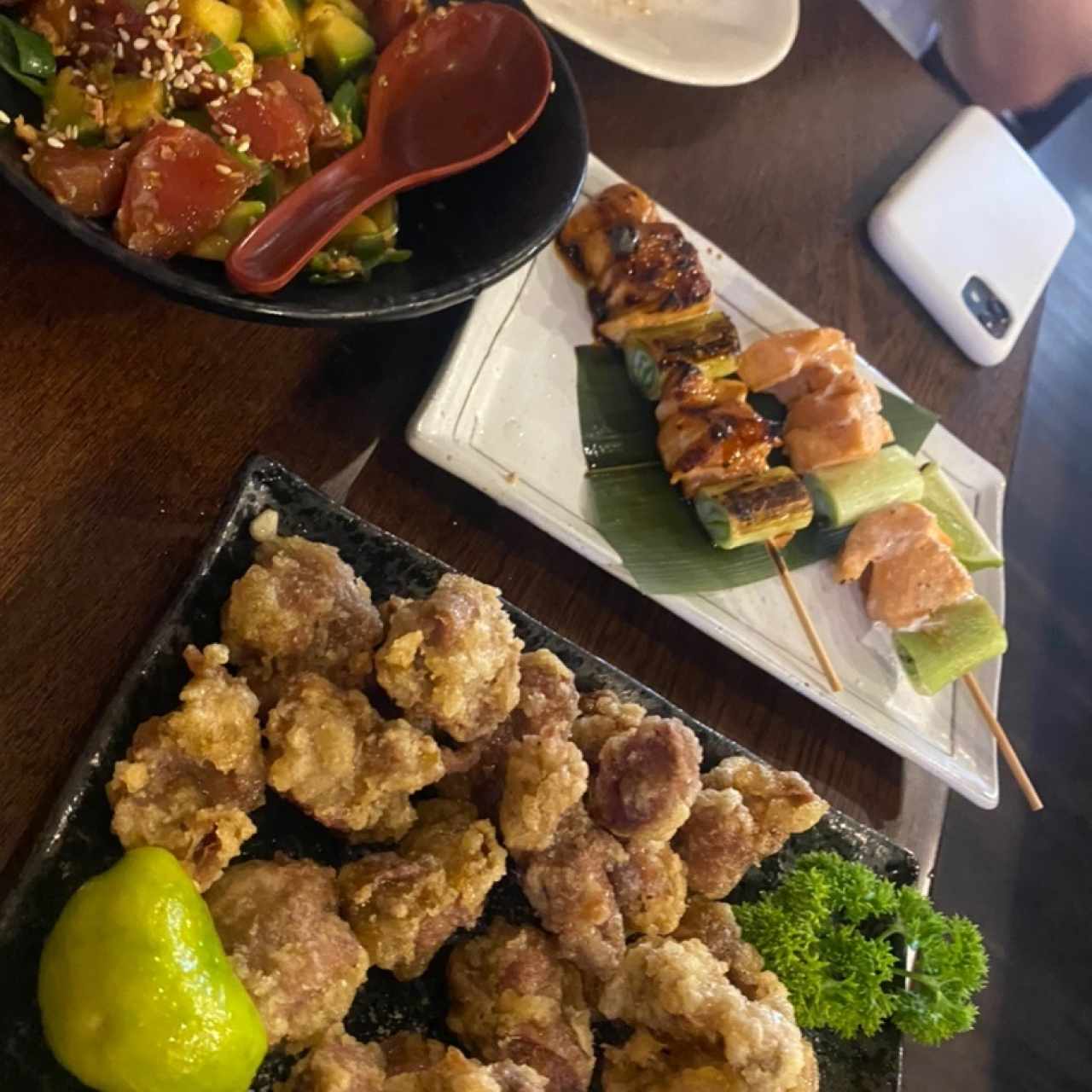 Mollejitas de pollo, pinchos de salmon y poke de atun 