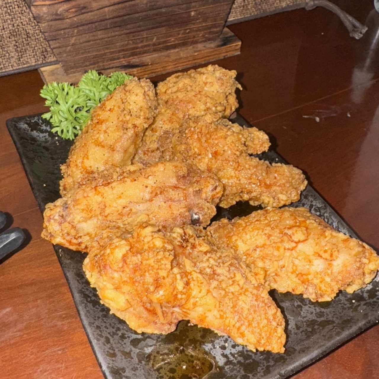 Alitas y muslos fritos 