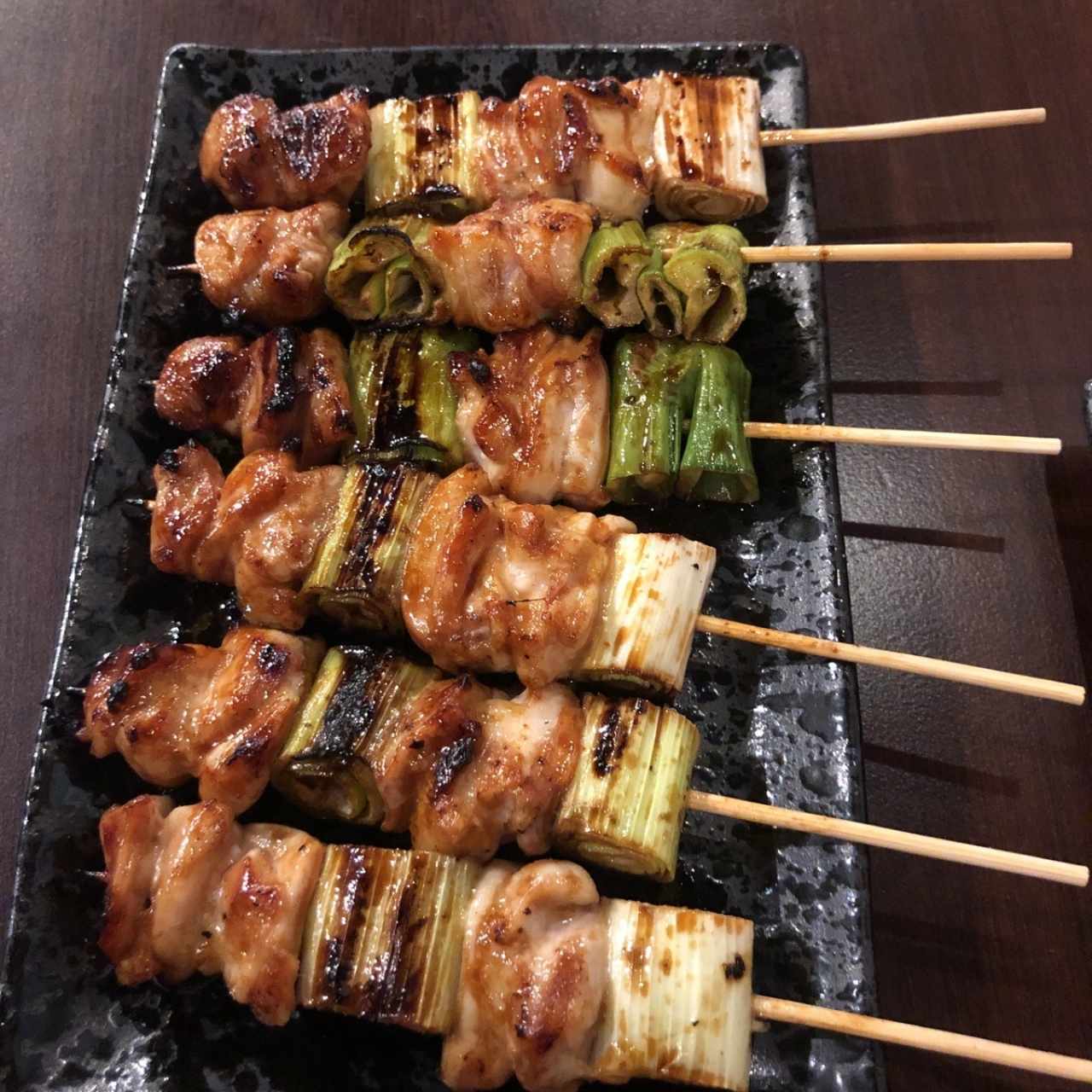 yakitori de pollo con cebollina