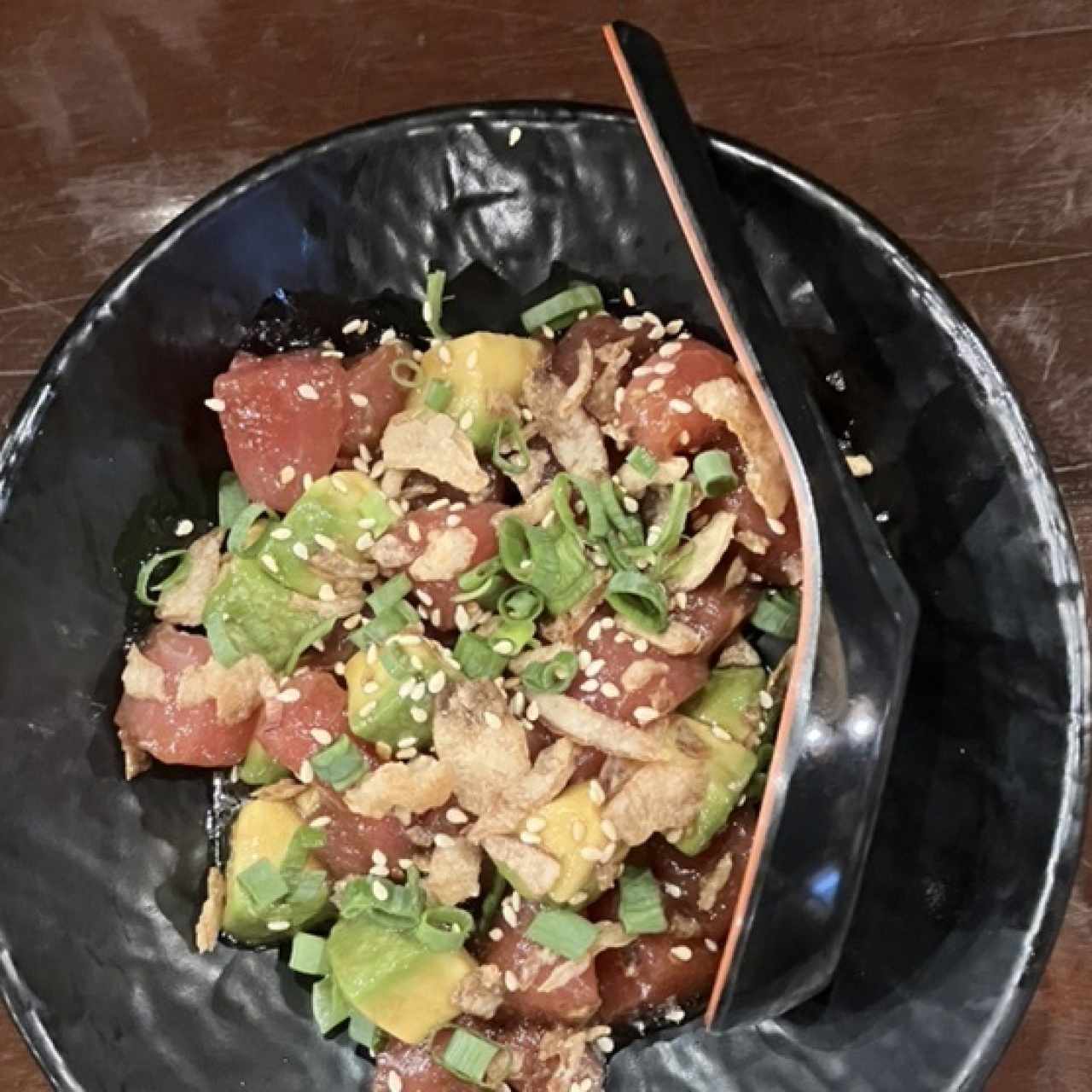 Poke de atún con aguacate