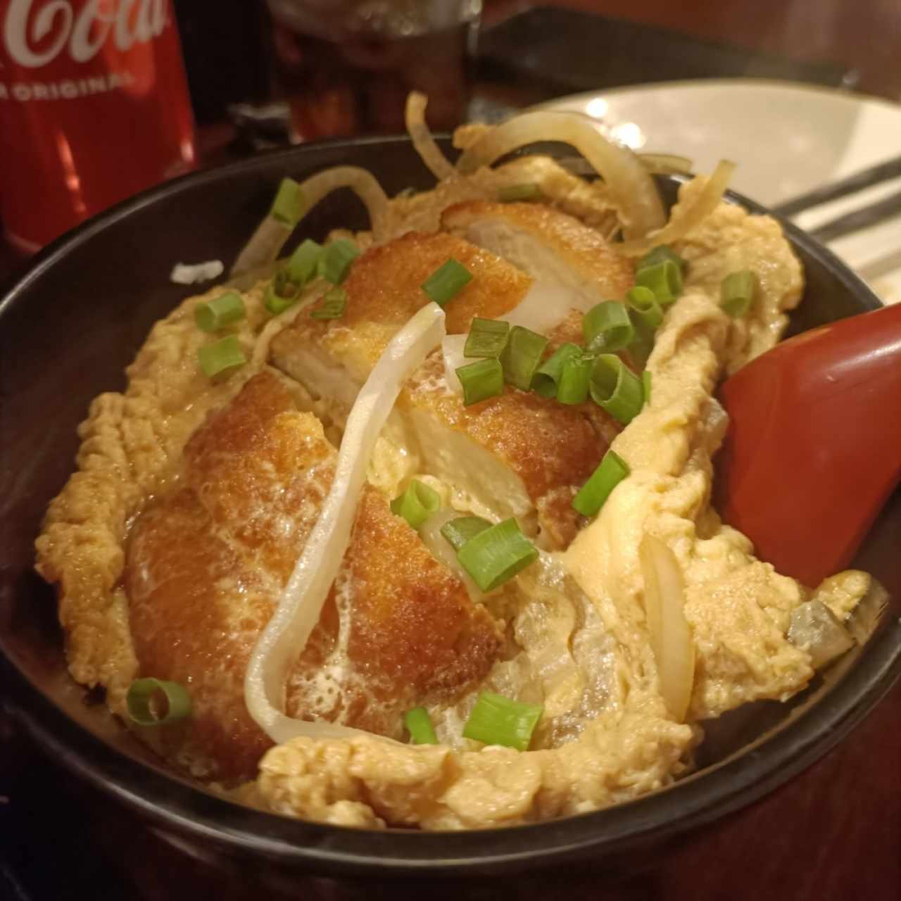 bowl de pollo apagado y huevo