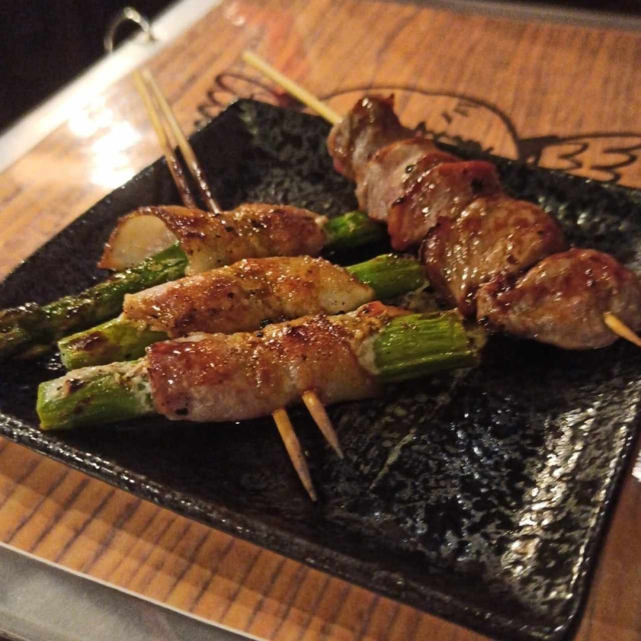 yakitori de esparragos con bacon y yakitori de molleja