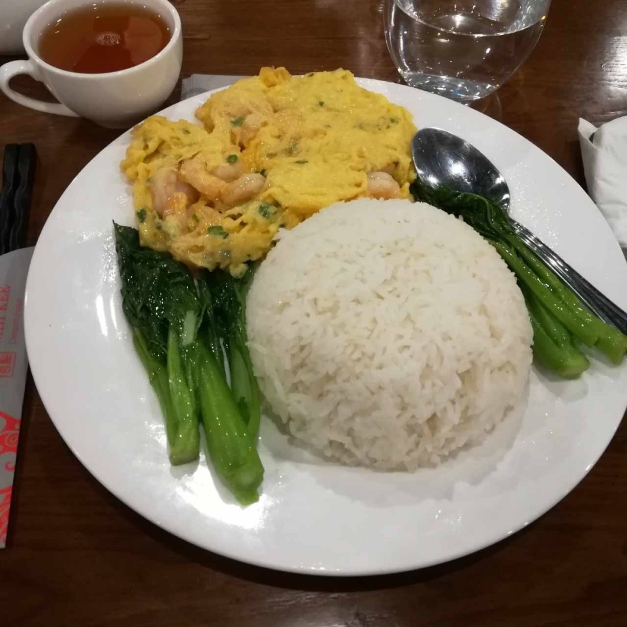 Torta de camarón con arroz blanco