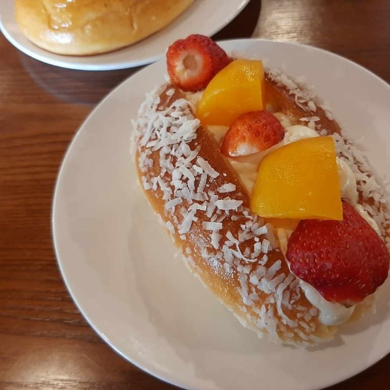 pan dulce con crema y frutas