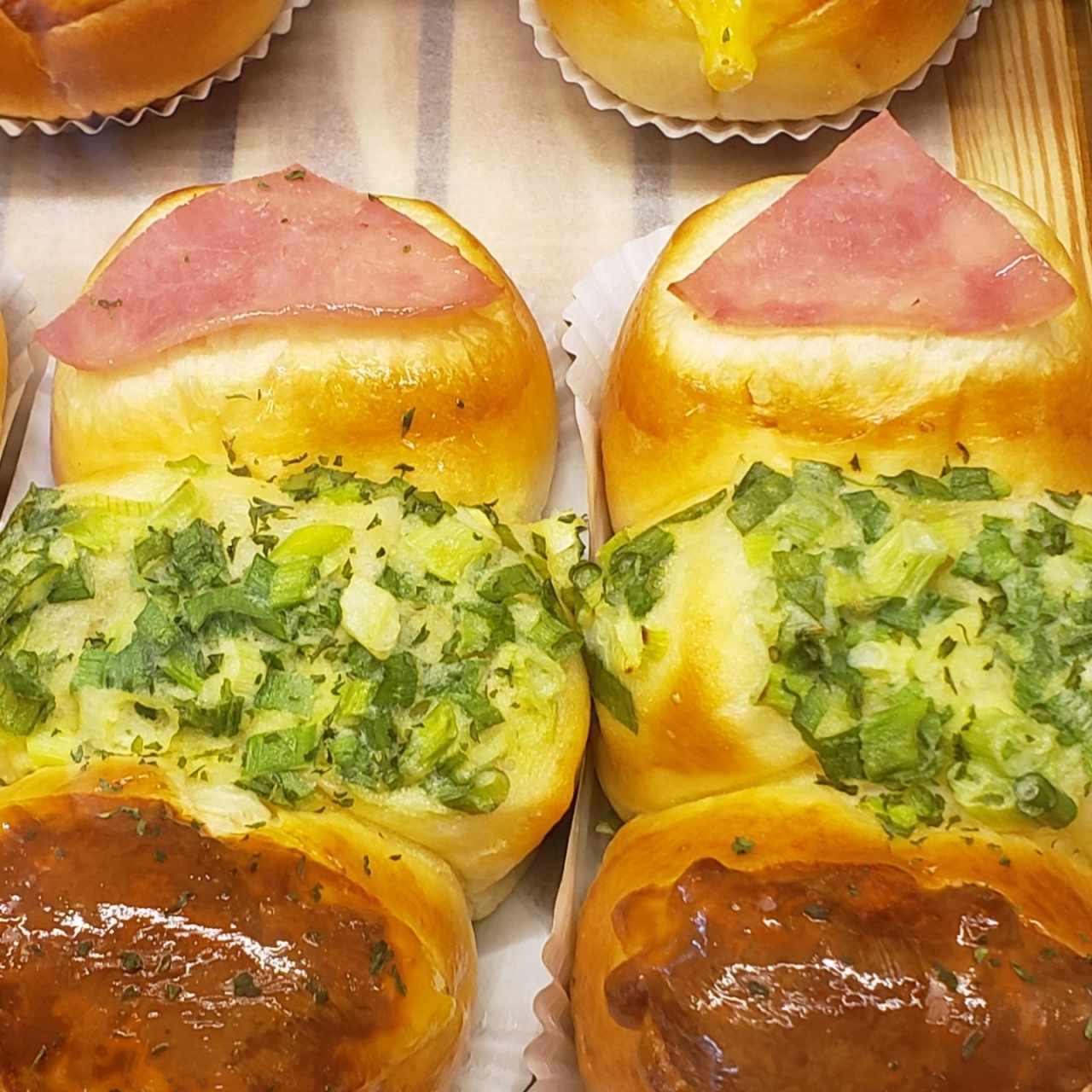 Bun de maíz y jamón