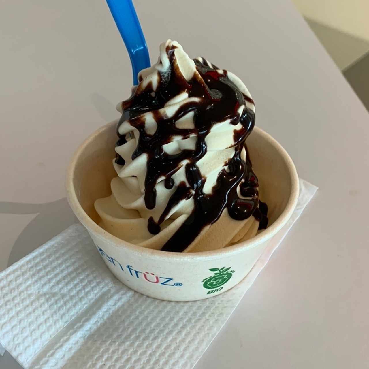 helado con sirop de chocolate