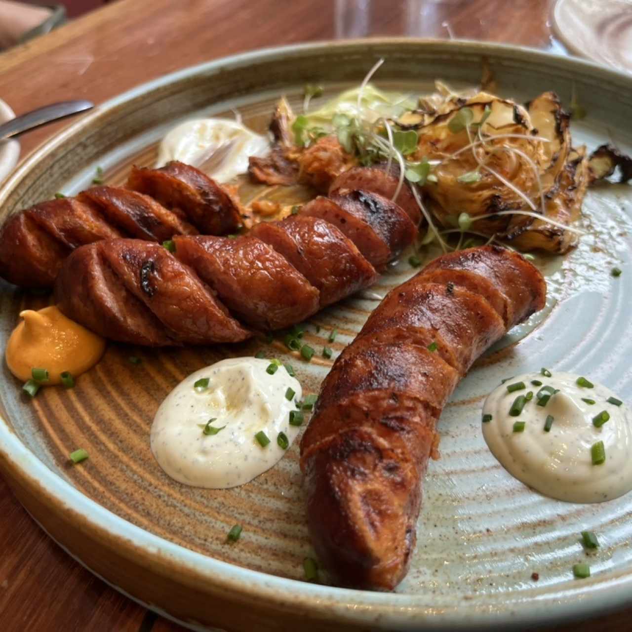 Trio de Chorizos Asados Selección Chic con Repollo Kimchi