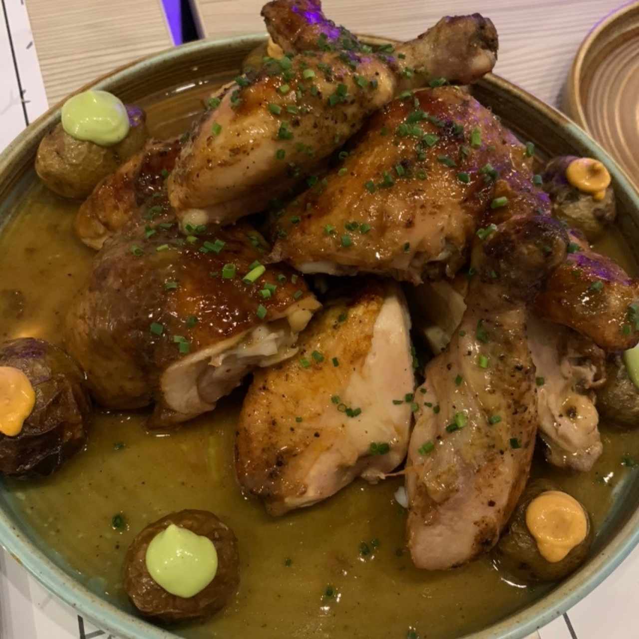 Pollo entero rostizado con papines