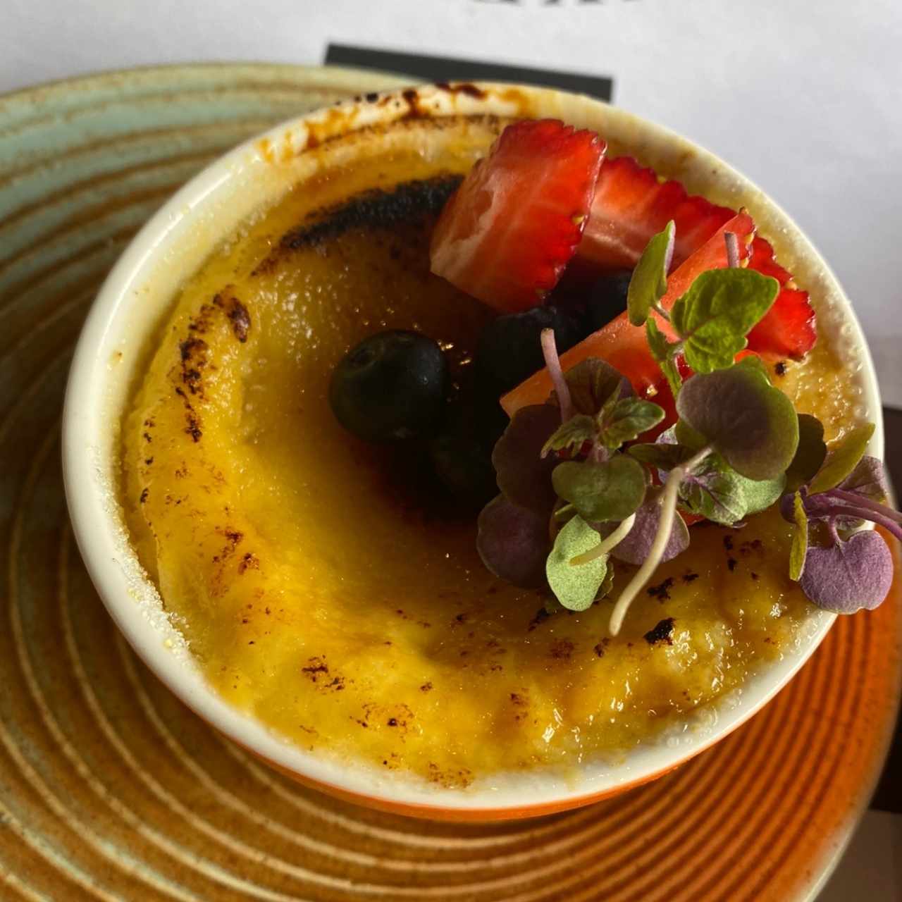 Creme Brulée de Vainilla y Piña Caramelizada