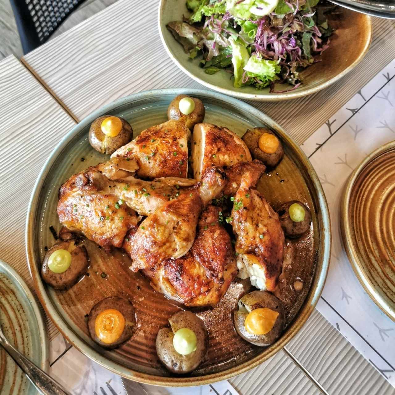 Pollo Entero asado con ensalada y papines.