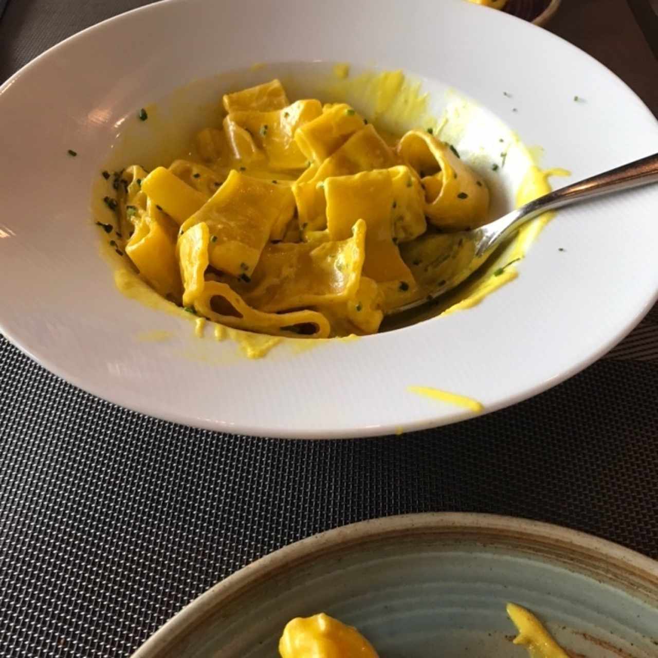 Pasta con langostinos  en salsa de azafran 