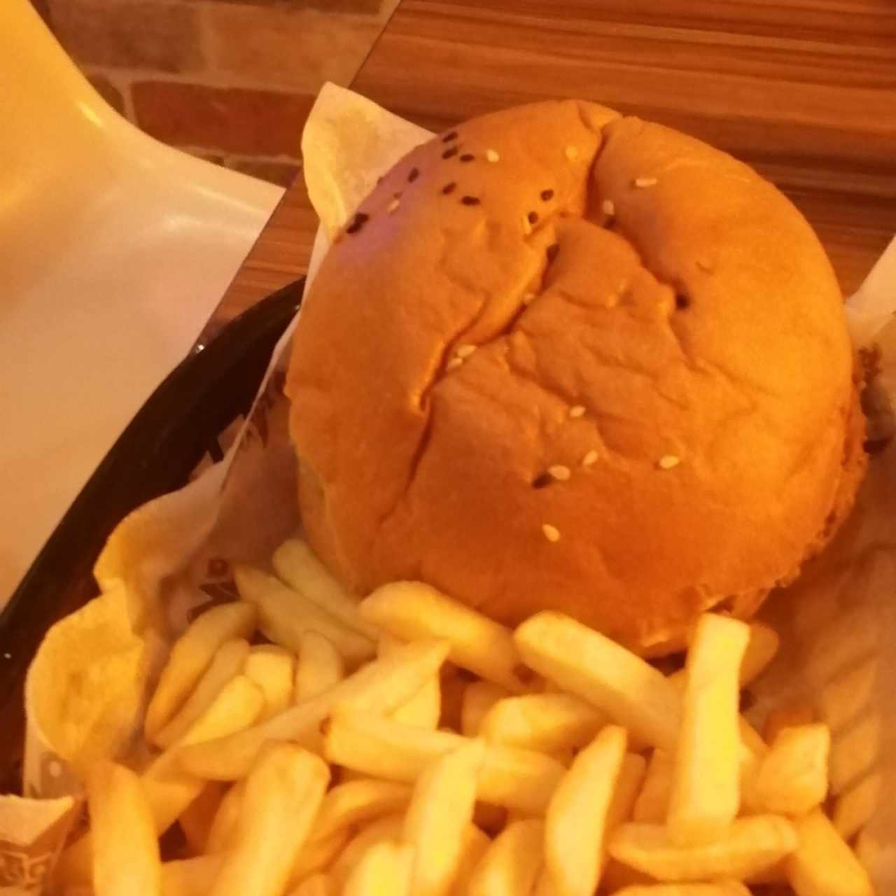 Hamburguesa de carne molida con papas