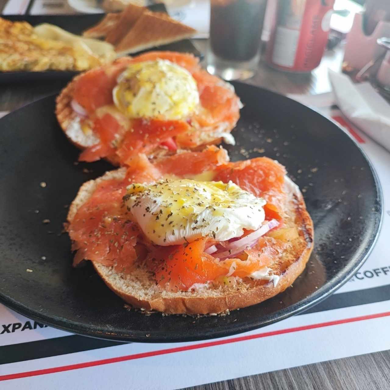 Eggs Benedict con salmón 