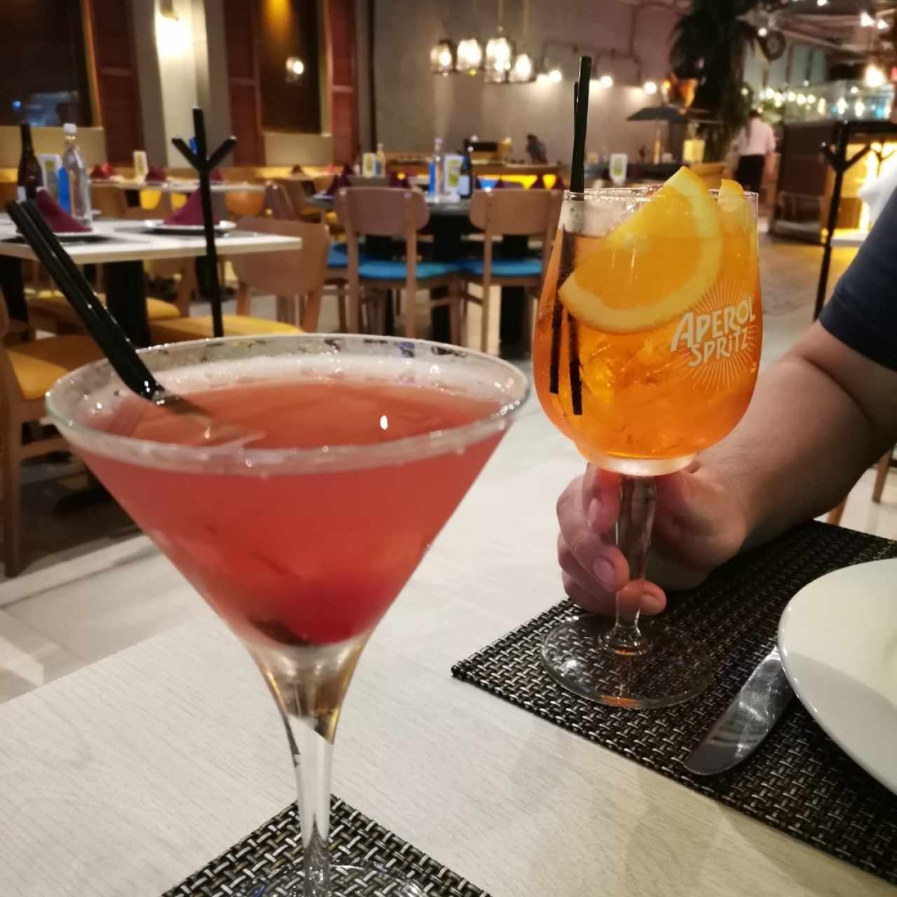 Cosmopolitan y Aperol Spritz