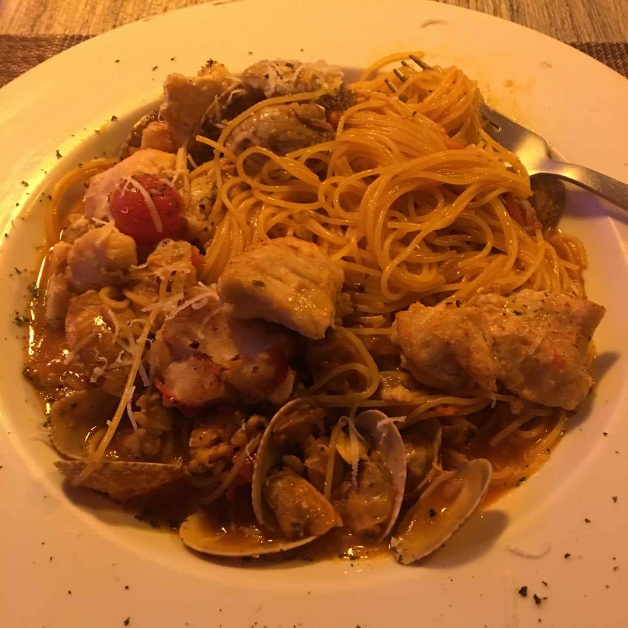 linguini con pescado y almejas