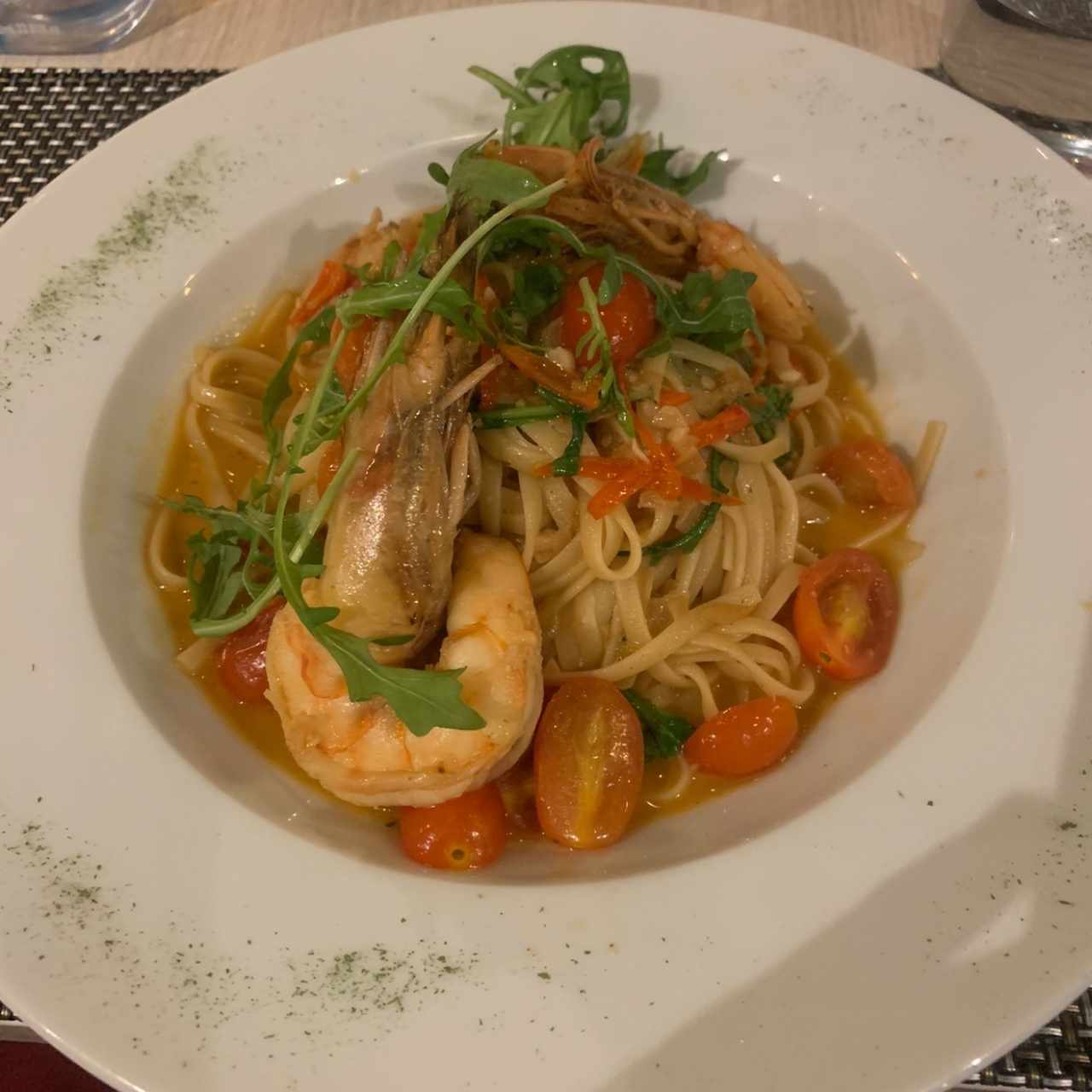 spagetti de arugula tomates cherri y camarones 