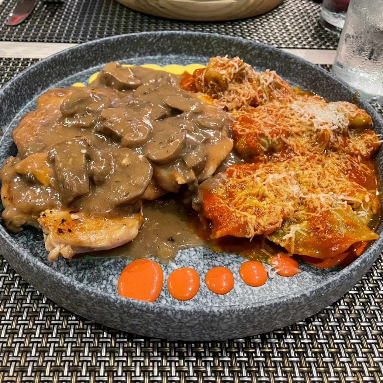 Pechuga de Pollo al Funghi ($17)