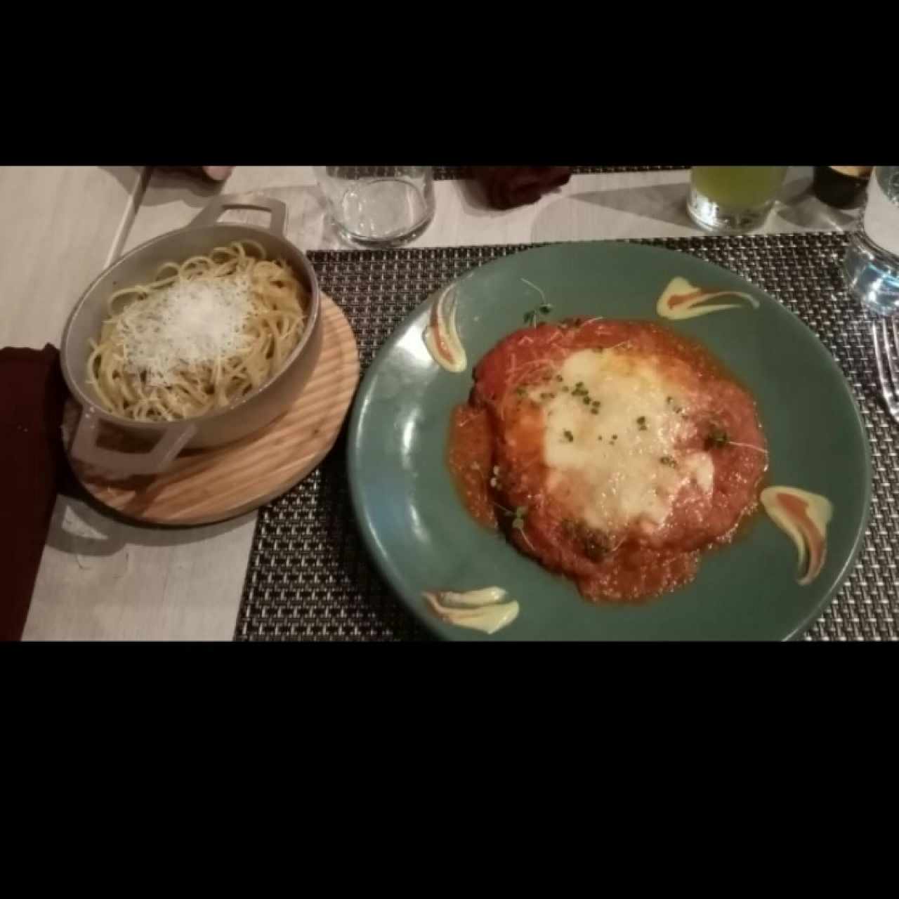 Filete de pollo con salsa roja y queso parmesano 