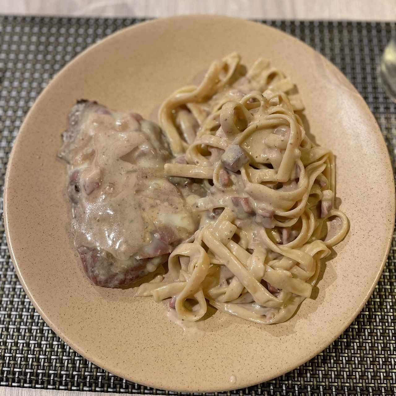 Cartoccio de Res con Linguinni a la crema