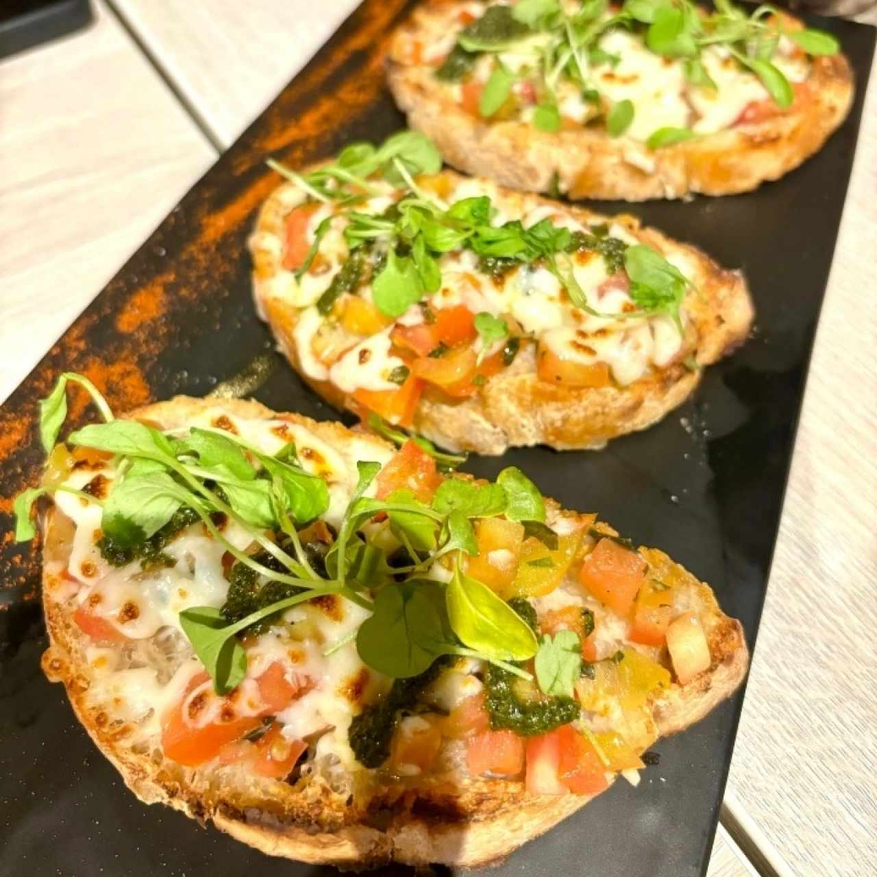 Bruschetta Pomodoro al Graten