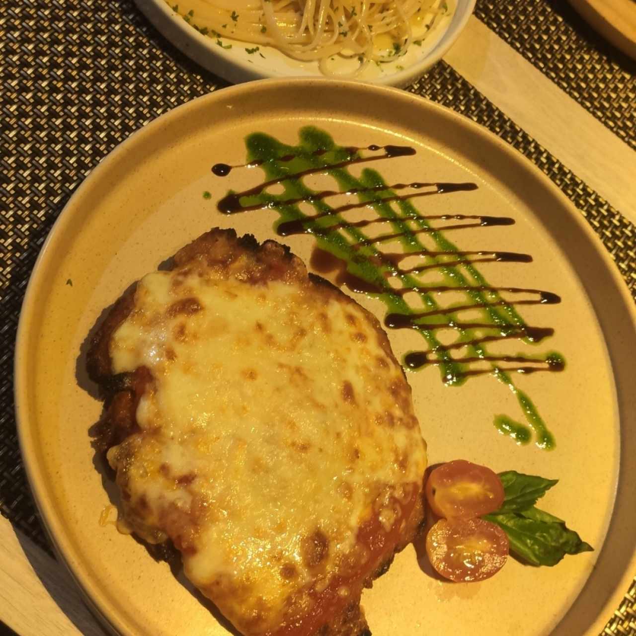 Milanesa de Pollo a la Parmesana con pasta al óleo de acompañante