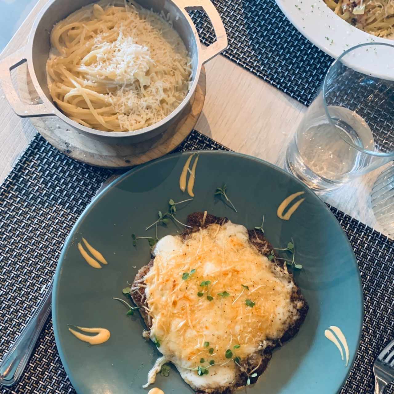 Parmesana de res & spaguetti 4 quesos ! 🤤