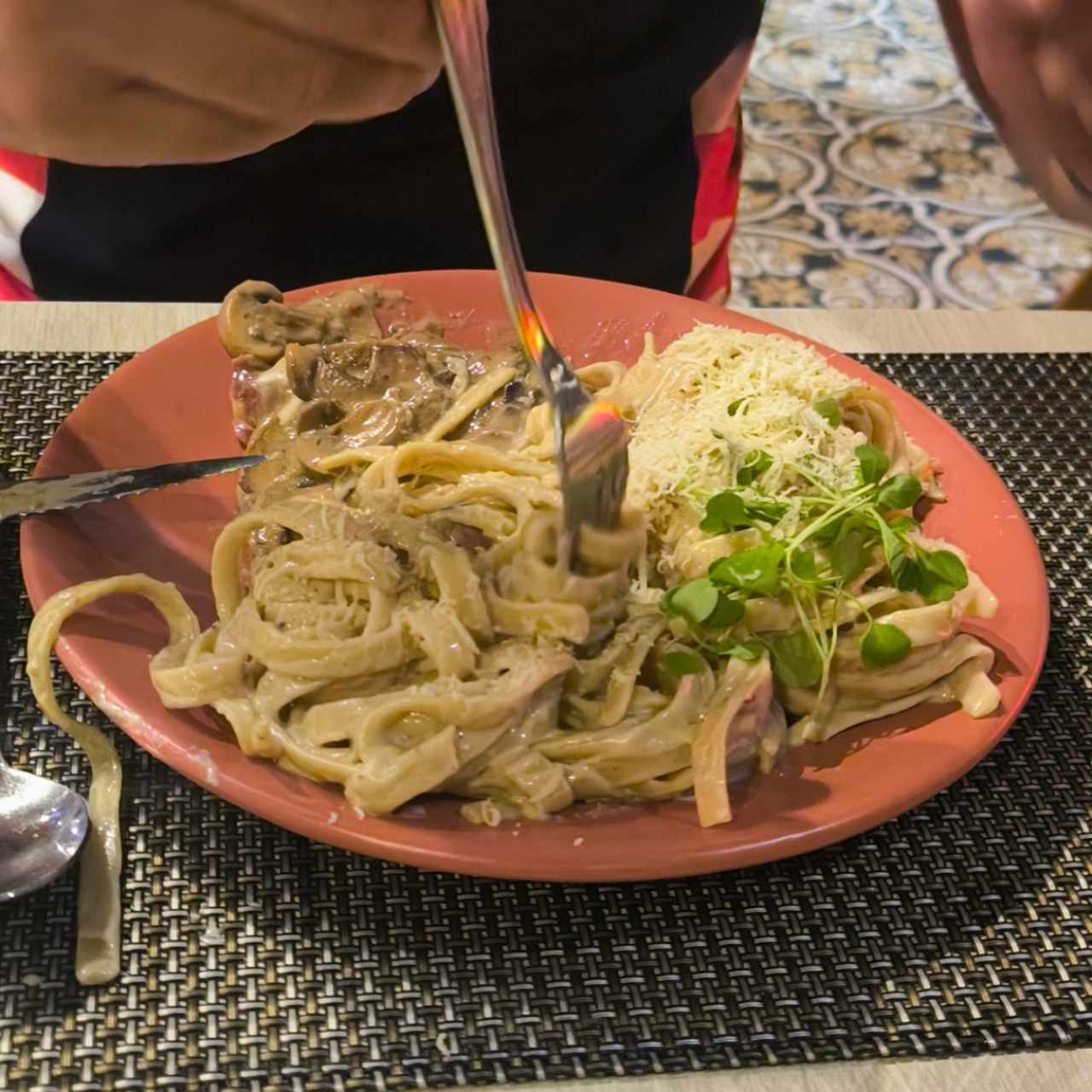 Cartoccio de Res con Linguini a la Crema