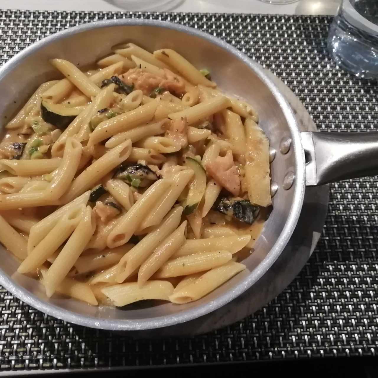 Penne en salsa de zuchinni con salmón