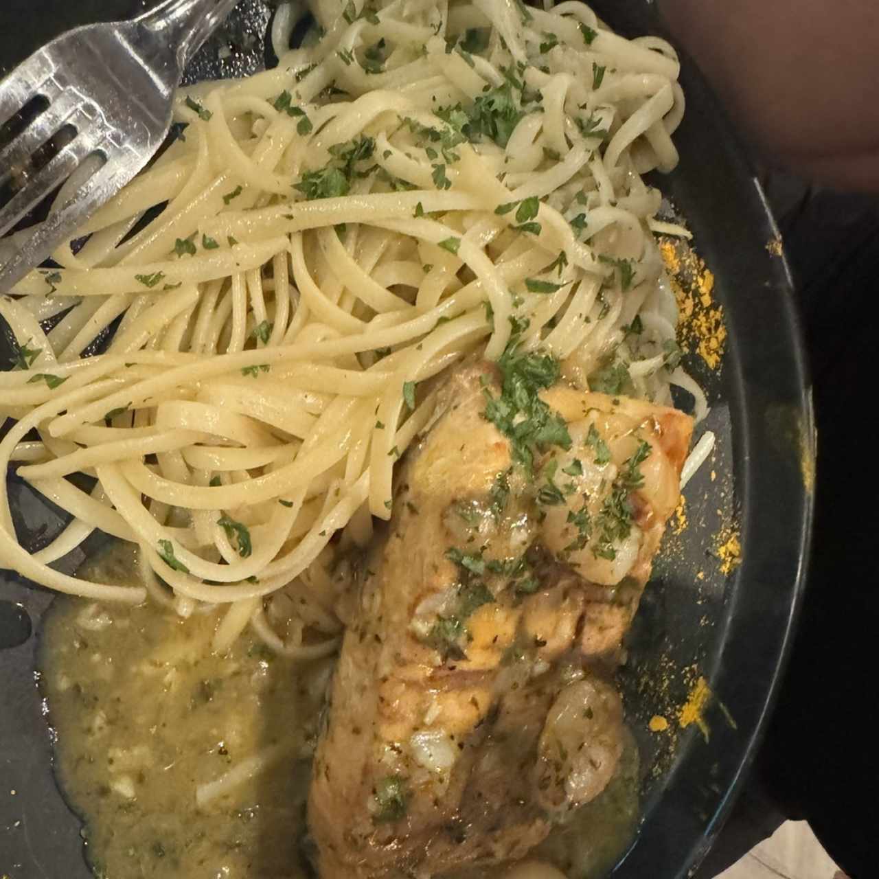 Salmon al grill con camarones y pasta al óleo 