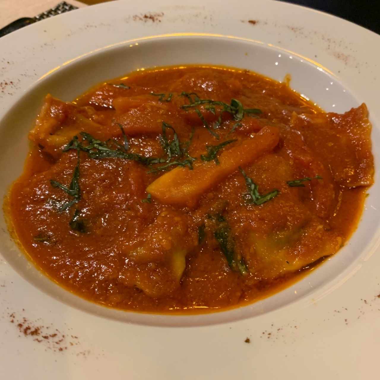 Ravioli de carne al fileto di pomodoro