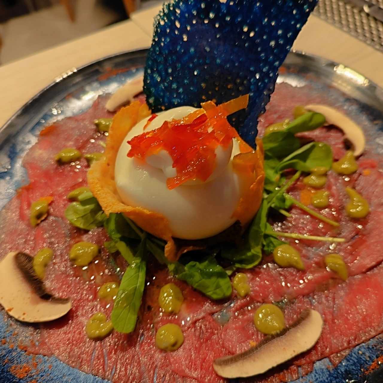 Carpaccio de carne con burrata