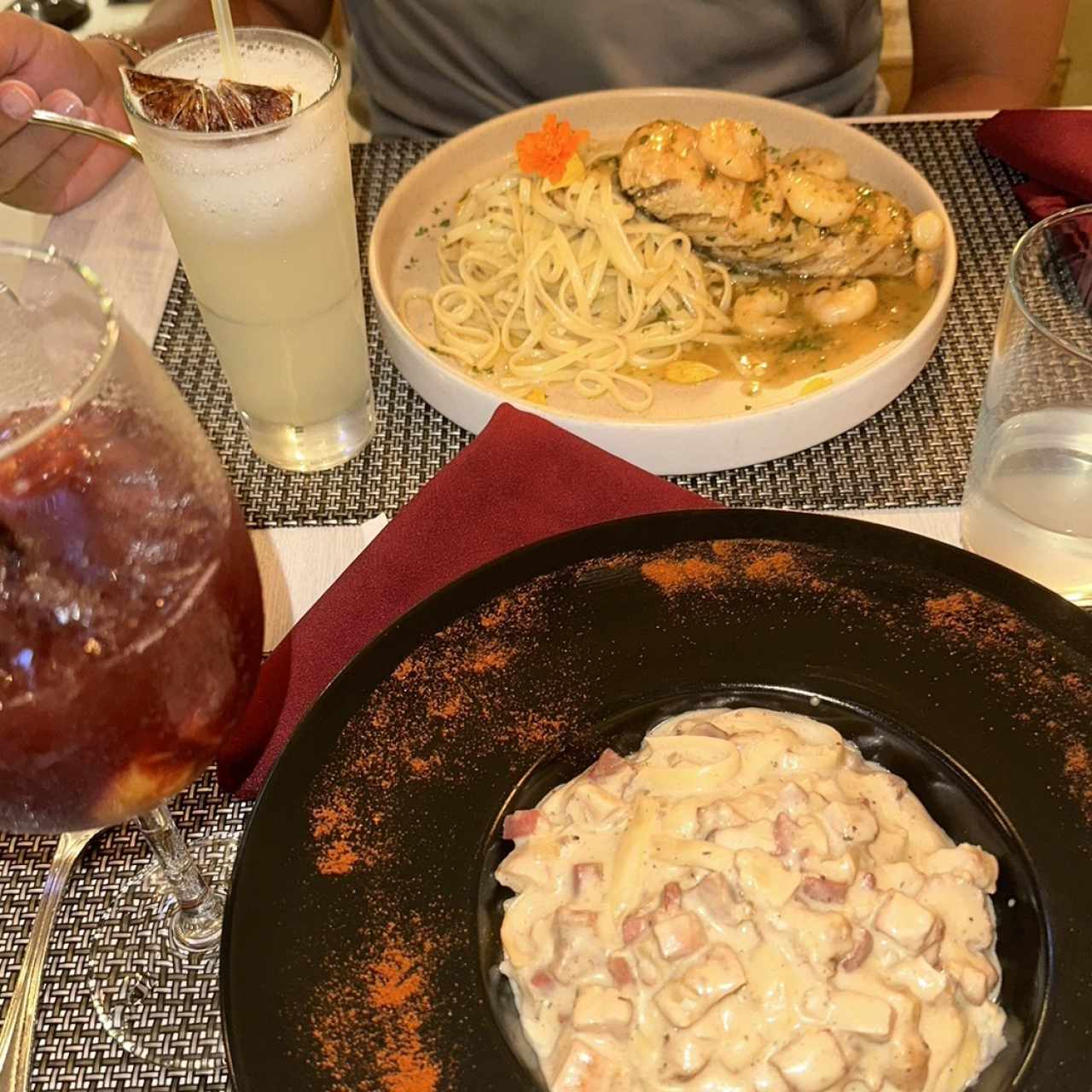 Salmon marinado con camarones🍤/ fetuccini strega con pollo😍