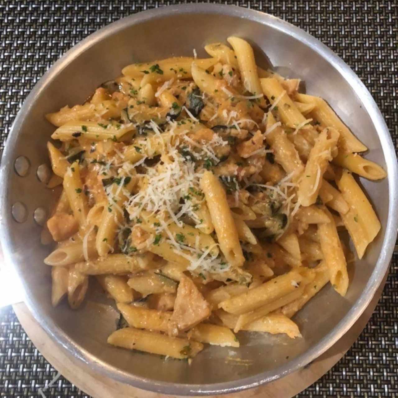 Penne con salmon y zucchini