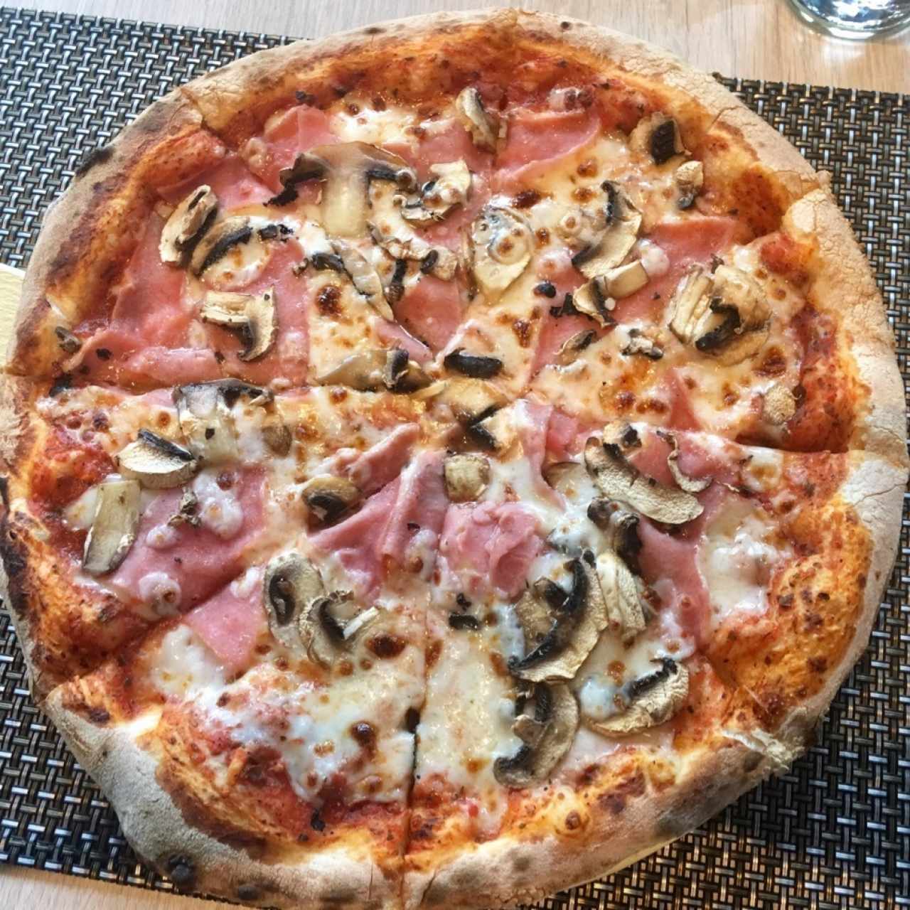 Pizza jamon y champignon