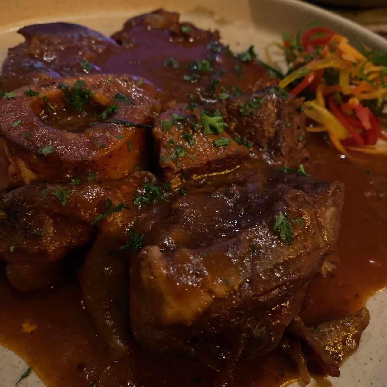 Ossobuco de res con linguinni a la crema