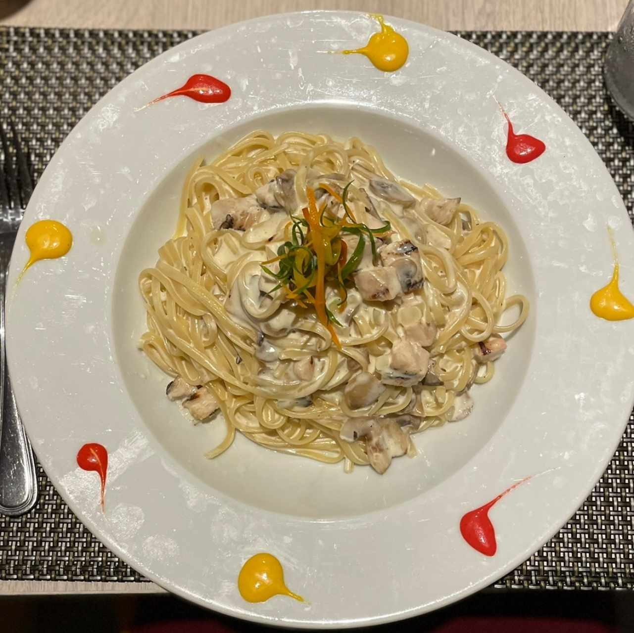 Linguini en salsa blanca con pollo y hongos