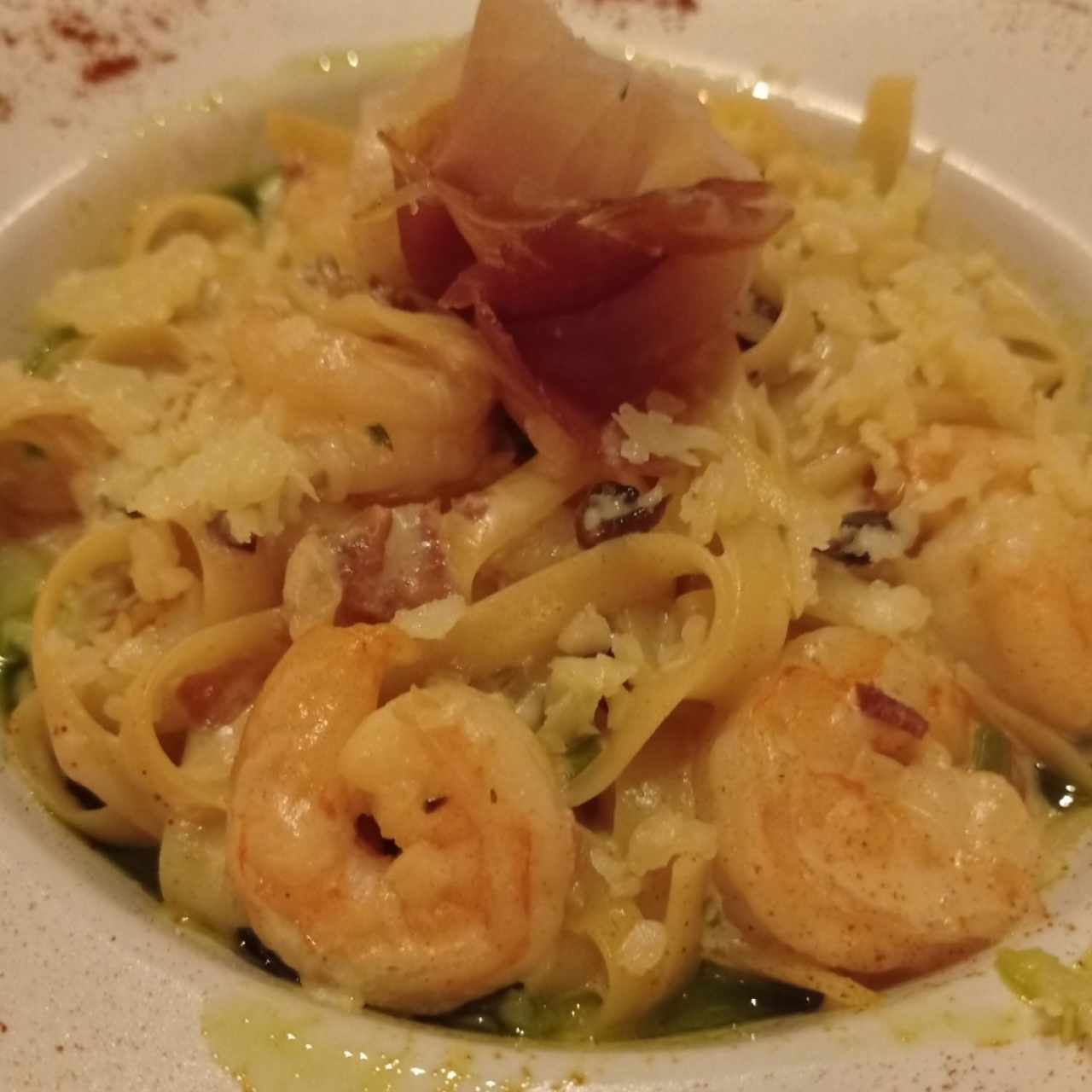 Fettuccine Strega con camarones 