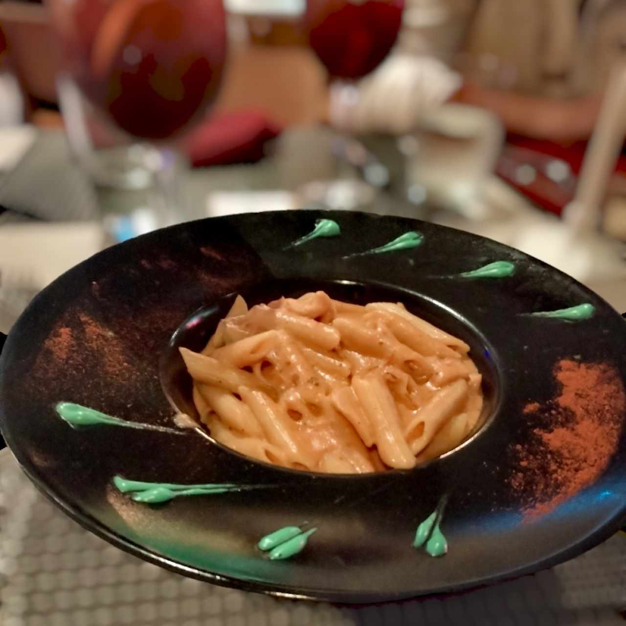 Pasta corta con salsa cremosa de zuccini y salmón ahumado. 