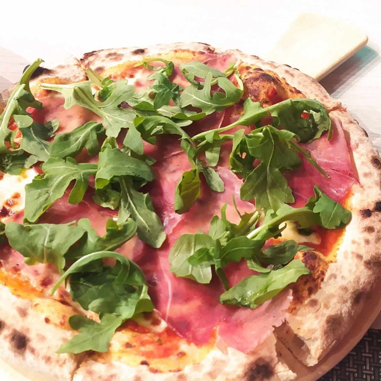 Pizza de prosciutto crudo