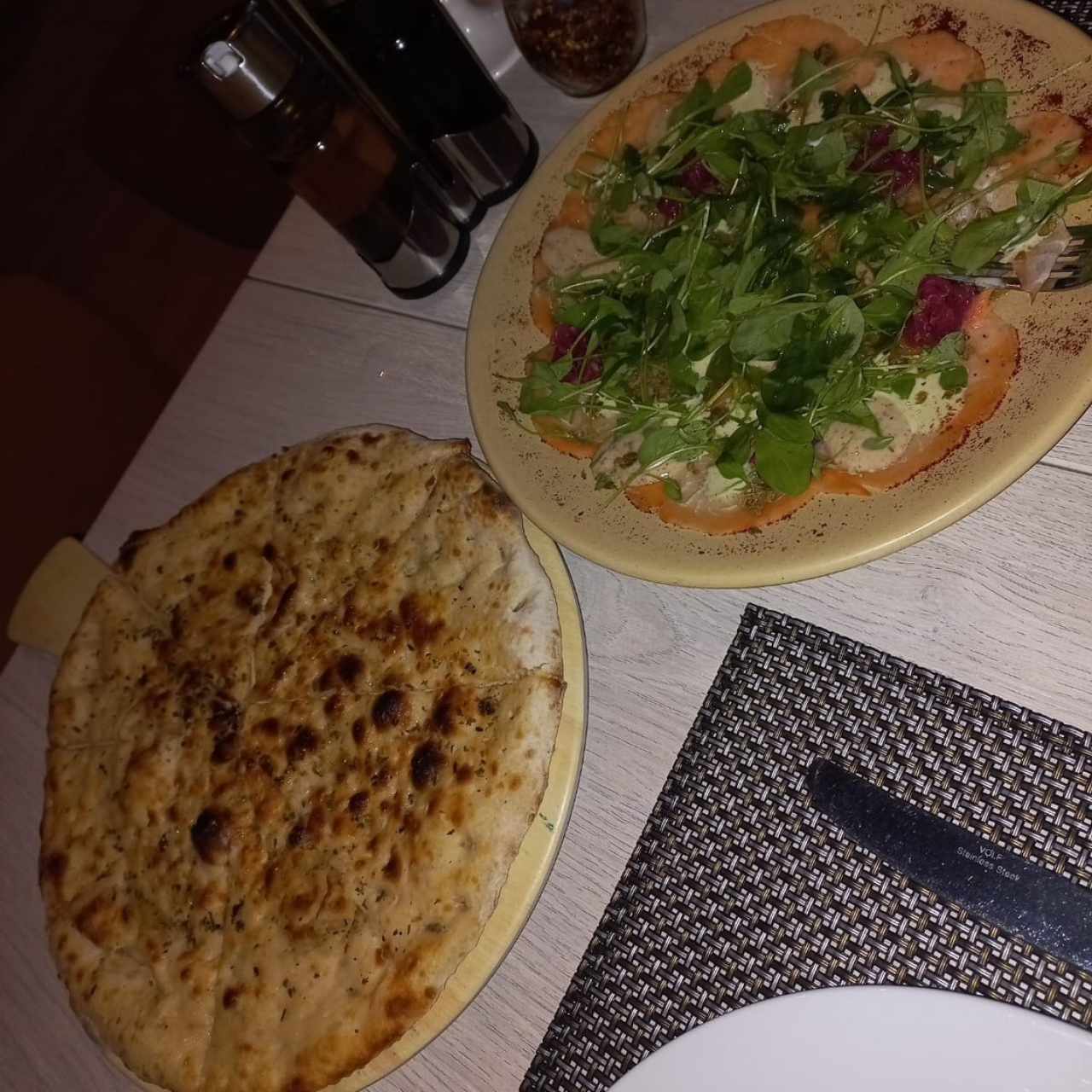 Carpaccio de salmon y mero acompañado con Foccacia