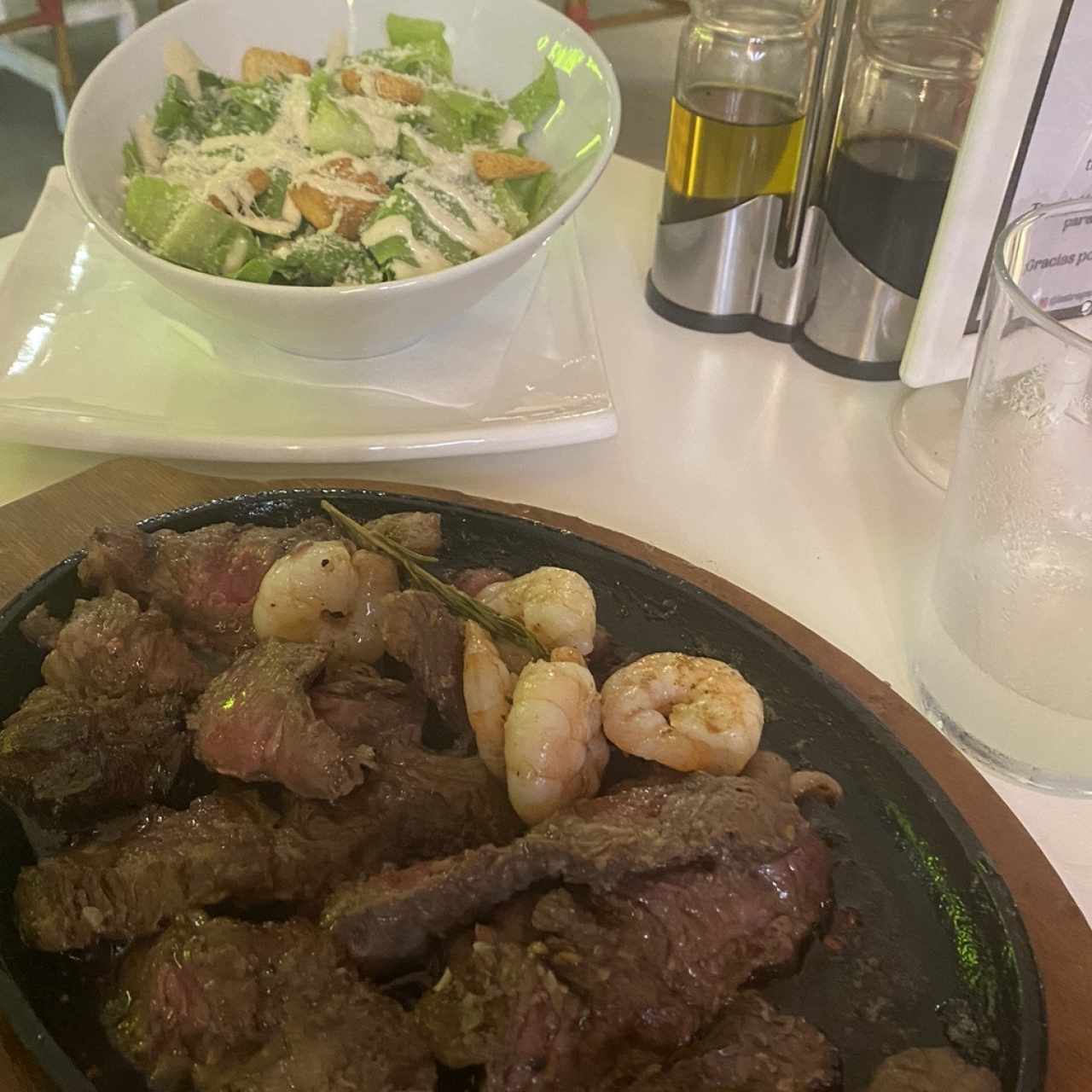 Rib Eye y ensalada cesar