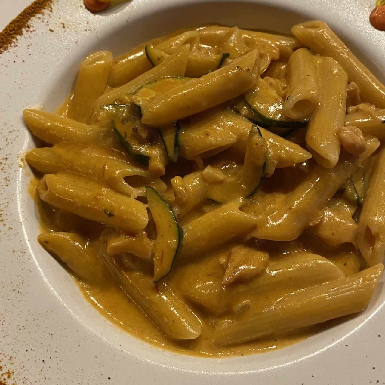 Penne con salmon y zucchini