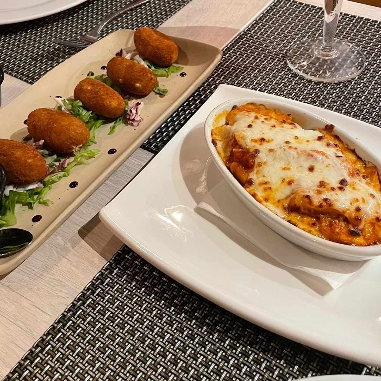 croquetas de mero y alcachofas gratinadas