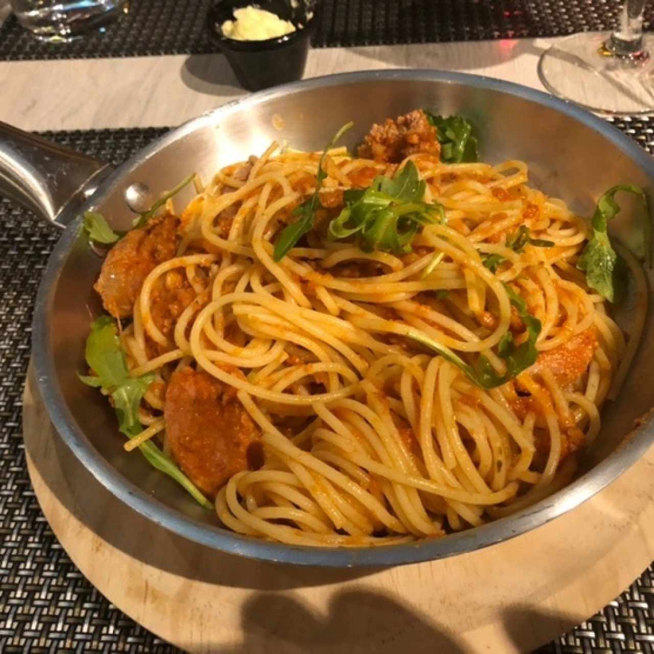 spaguetti con salsa ragú y chorizo italiano