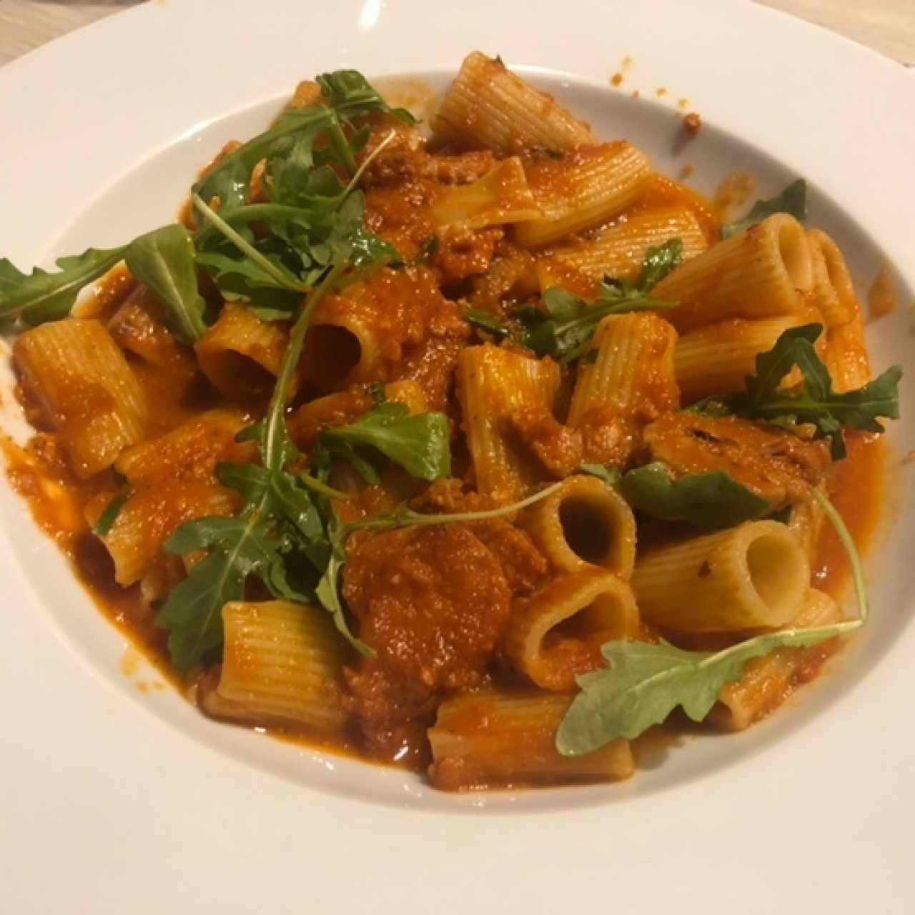 penne con salsa ragú y chorizo italiano