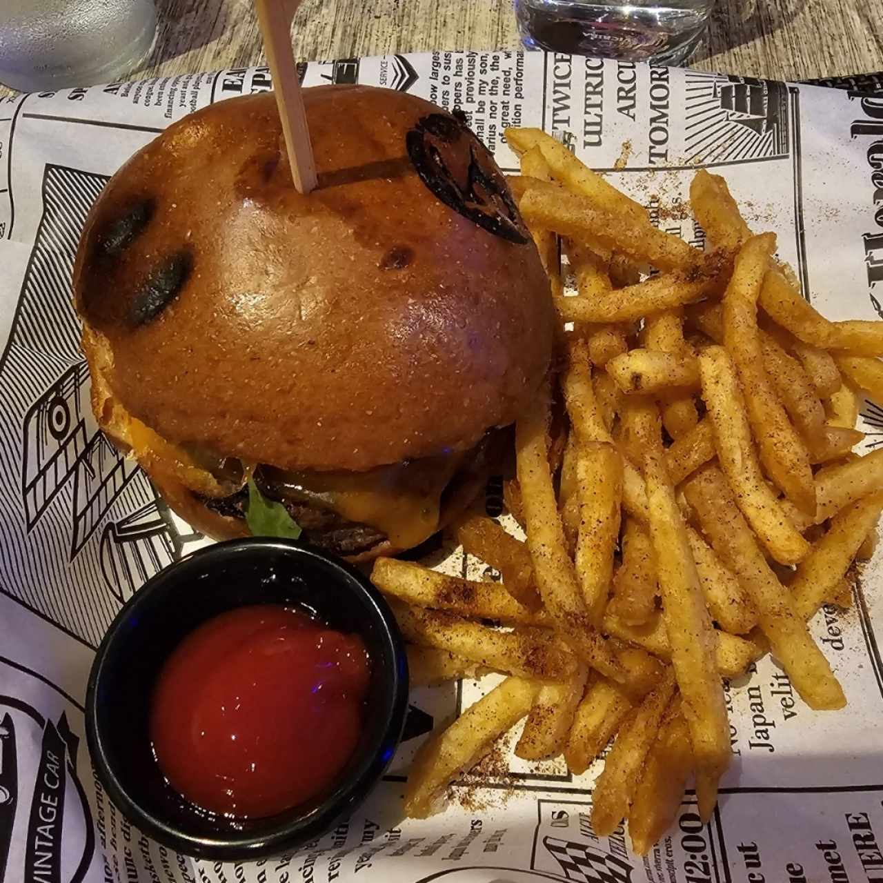 Strega Burger con Papas Fritas