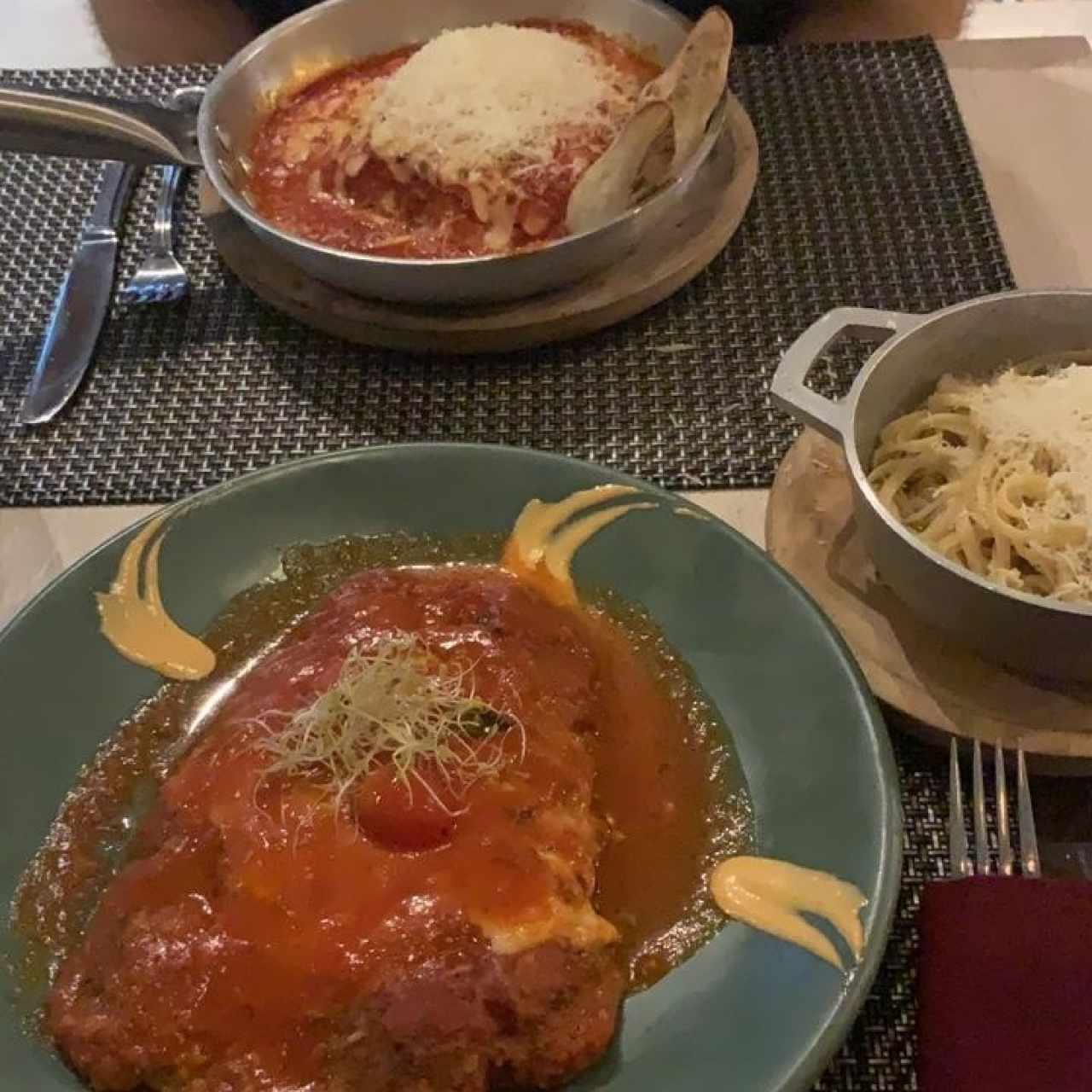 lasagna de pollo y milanesa de res