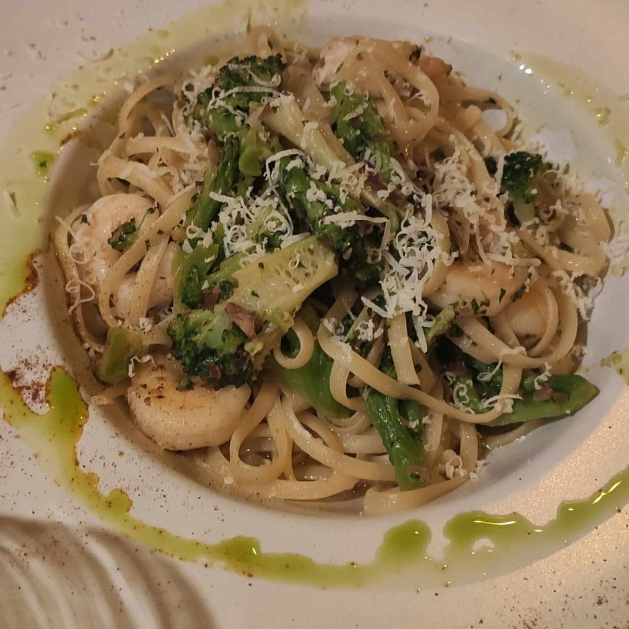 Linguini con brócoli y camarones al oleo