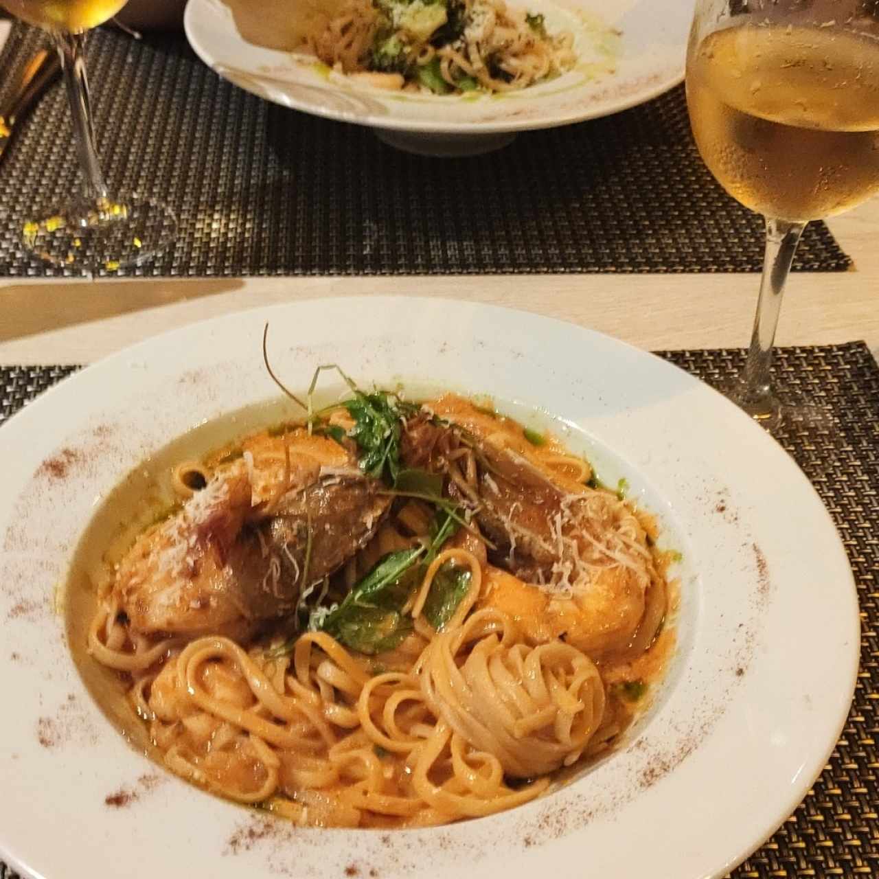 Linguini con camarones y langostinos 